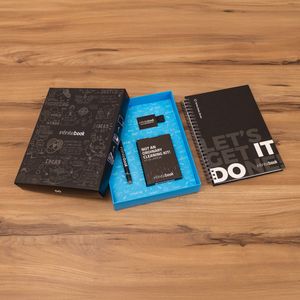 STARTER KIT INFINITEBOOK. Infinitebook"-kit med inbunden pärm, 1 rengöringskit, 1 markörpenna och 1 kulspetspenna, miniatyr 5