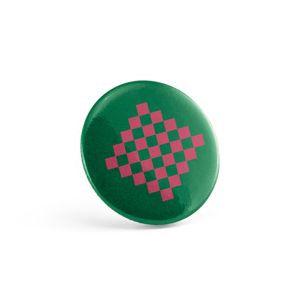 Button P'IN 12. Button P'IN 12. Magnetknappmärke med flasköppnare